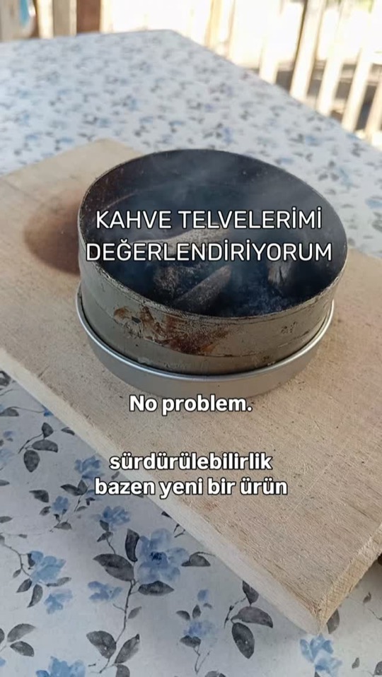 Eski bir mum kabında kahve telvesi